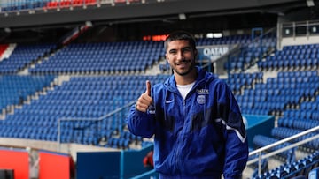 Paris (France), 16/09/2022.- Paris Saint-Germain's (PSG) new Spanish midfielder Carlos Soler poses during his presentation as new player of the French Ligue 1 soccer club at Parc des Princes in Paris, France, 16 September 2022. The Spanish international left Valencia FC in September to join PSG. (Francia) EFE/EPA/TERESA SUAREZ