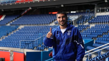 Paris (France), 16/09/2022.- Paris Saint-Germain's (PSG) new Spanish midfielder Carlos Soler poses during his presentation as new player of the French Ligue 1 soccer club at Parc des Princes in Paris, France, 16 September 2022. The Spanish international left Valencia FC in September to join PSG. (Francia) EFE/EPA/TERESA SUAREZ
