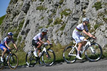 Roglic y Pogacar durante el ascenso del Col du Soulor.