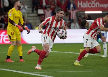 Golazo de Campuzano ante el Espanyol. El delantero del Sporting controló un balón en el área y a la media vuelta, la clavó pegadita al palo de Pacheco. Tras marcar, no celebró su tanto e incluso pidió perdón por su pasado espanyolista.