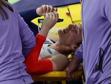 La atleta francesa, Margot Chevrier, recibe asistencia  médica tras fracturarse el tobillo durante las finales de salto con pértiga en los mundiales de atletismo en pista cubierta que se celebran en Glasgow, Escocia.