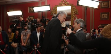 Fernando Romay y Lobo Carrasco, exjugadores de baloncesto y fútbol, charlan amigablemente en los prolegómenos de la gala ante la atenta mirada de los medios de comunicación.