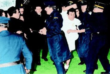 11/05/1966 Final de la Copa de Europa entre el Real Madrid - Partizán.Amancio atosigado por los aficionados al final del partido