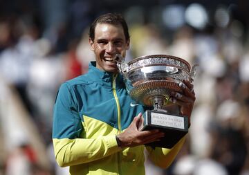 Rafa Nadal celebrando su 14º Roland Garros, ya con el trofeo entre sus manos. 