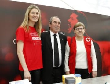 Antes del partido Carla Pereyra y Adelardo recogieron alimentos para la Campaña solidaria de Diego Simeone. 
