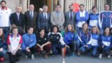 La presentaci&oacute;n, con representantes de los equipos. 