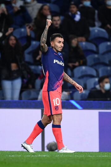 0-2. Ángel Correa celebra el segundo gol.