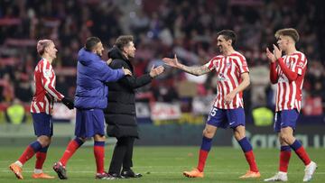 Griezmann, Koke, Savic y Barrios felicitan a Simeone en el Atlético-Sevilla.