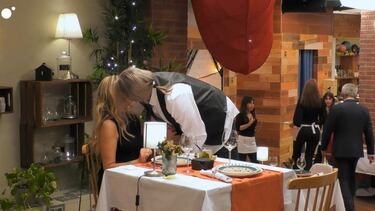 El toque de atenci車n de Carlos Sobera a dos solteros por comerse a besos en la barra en &First Dates*
