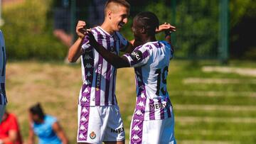 Biuk y Amath Ndiaye celebrndo el primer gol del partido.