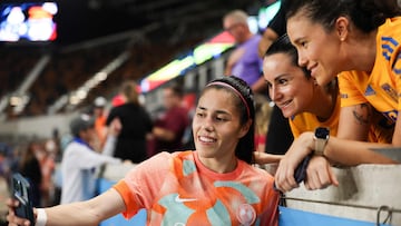 HOUSTON, TEXAS - OCTOBER 03: Jacqueline Ovalle #13 of Orlando Pride poses for a photo with fans following the match against the Houston Dash at Shell Energy Stadium on October 03, 2025 in Houston, Texas. Kenneth Richmond/Getty Images/AFP (Photo by Kenneth Richmond / GETTY IMAGES NORTH AMERICA / Getty Images via AFP)