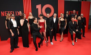 Enzo Vogrincic, Najwa Nimri, Blanca Suárez, Manu Ríos, Ester Expósito, Pedro Alonso, Úrsula Corberó, Diego Ávalos, Ted Sarandos, Georgina Rodríguez, Clara Galle, Tamar Novas, Álvaro Morte, Clara Lago, Fernando Gil, Carmen Machi y Luis Tosar durante la fiesta que organiza Netflix para celebrar el 10º aniversario de su llegada a España. 