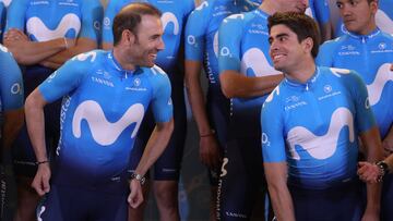Alejandro Valverde y Mikel Landa posan durante la presentaci&oacute;n del Movistar.