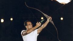Antonio Rebollo lanza la flecha con la que encendi&oacute; el pebetero de los Juegos Ol&iacute;mpicos de Barcelona 92.