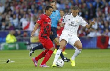  El defensa portugués del Real Madrid Pepe (d), y el colombiano Carlos Bacca del Sevilla disputan un balón durante la final de la Supercopa de Europa disputado esta noche en el Cardiff City Stadium de Cardiff (Gales)