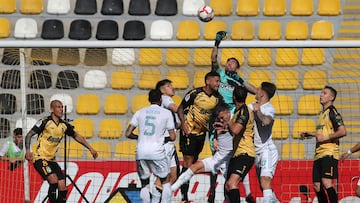 Futbol, Coquimbo Unido vs Universidad de Chile.
Fecha 23, Campeonato Nacional 2024.
El jugador de Coquimbo Unido Manuel Fernandez, izquierda, disputa el balon contra Gabriel Castellon de Universidad de Chile durante el partido de primera division disputado en el estadio Francisco Sanchez Rumoroso en Coquimbo, Chile.
31/08/2024
Jonnathan Oyarzun/Photosport
Football, Coquimbo Unido vs Universidad de Chile.
23th turn, 2024 National Championship.
Coquimbo Unido's player Manuel Fernandez, left , vies the ball against Gabriel Castellon of Universidad de Chile during the first division match held at the Francisco Sanchez Rumoroso stadium in Coquimbo, Chile.
31/08/2024
Jonnathan Oyarzun/Photosport