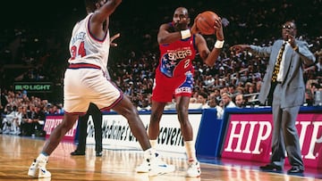 Moses Malone, en acción con los Sixers.