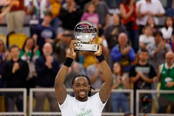 Kendrick Perry con el trofeo MVP del partido. El base anota 17 de sus 27 puntos en el ltimo cuarto.