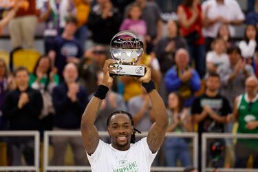 Kendrick Perry con el trofeo MVP del partido. El base anota 17 de sus 27 puntos en el último cuarto.