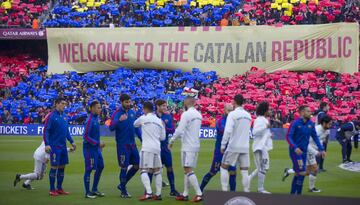 Saludo inicial entre los dos equipos.