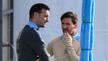 Lionel Scaloni dialoga con Leo Messi.