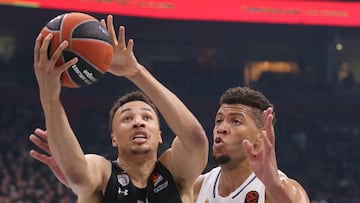 Dante Exum, base del Partizán, penetra ante Walter Tavares, pívot del Madrid, en el tercer partido de su serie de cuartos de la Euroliga.