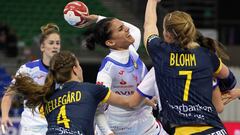 Almudena Rodriguez intenta lanzar ante Olivia Mellegard y Linn Blohm durante el partido de la Main Round del Mundial de Balonmano Femenino entre Espa&ntilde;a y Suecia.