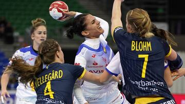 Almudena Rodriguez intenta lanzar ante Olivia Mellegard y Linn Blohm durante el partido de la Main Round del Mundial de Balonmano Femenino entre Espa&ntilde;a y Suecia.