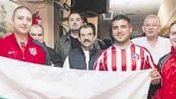 <b>AFICIÓN. </b>Stoian (izq.) y sus amigos búlgaros en el Murillo II.