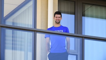 Novak Djokovic posa en la terraza de su habitaci&oacute;n durante la cuarentena previa al Open de Australia.