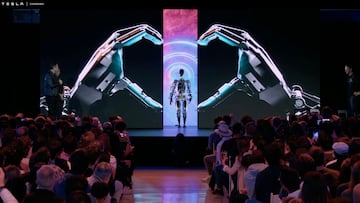 This video screen grab made from Tesla AI Day 2022 livestream shows Elon Musk (L) presenting the humanoid robot in Palo Alto, California on September 30, 2022. (Photo by Tesla / AFP) / RESTRICTED TO EDITORIAL USE - MANDATORY CREDIT "AFP PHOTO / HANDOUT / TESLA " - NO MARKETING - NO ADVERTISING CAMPAIGNS - DISTRIBUTED AS A SERVICE TO CLIENTS