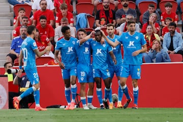 Bruno Langa es felicitado por su gol en Mallorca.
