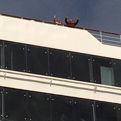 Dos pericos viajan en un búnker gigante contra el coronavirus