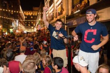 El primer anillo de los Cavs: fiesta en Oakland y fiestón en Cleveland