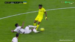 La entrada de Tchouameni a Chukwueze en el Real Madrid-Villarreal que pudo suponer la expulsión del centrocampista francés.