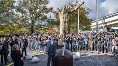 Ibrahimovic junto a su estatua. 