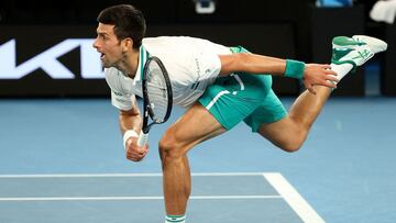 Novak Djokovic saca durante su partido ante Daniil Medvedev en la final del Open de Australia.