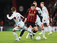 Soccer Football - Premier League - AFC Bournemouth v Brentford - Vitality Stadium, Bournemouth, Britain - March 3, 2026 AFC Bournemouth's Evanilson in action with Brentford's Mikkel Damsgaard Action Images via Reuters/Paul Childs EDITORIAL USE ONLY. NO USE WITH UNAUTHORIZED AUDIO, VIDEO, DATA, FIXTURE LISTS, CLUB/LEAGUE LOGOS OR 'LIVE' SERVICES. ONLINE IN-MATCH USE LIMITED TO 120 IMAGES, NO VIDEO EMULATION. NO USE IN BETTING, GAMES OR SINGLE CLUB/LEAGUE/PLAYER PUBLICATIONS. PLEASE CONTACT YOUR ACCOUNT REPRESENTATIVE FOR FURTHER DETAILS..
