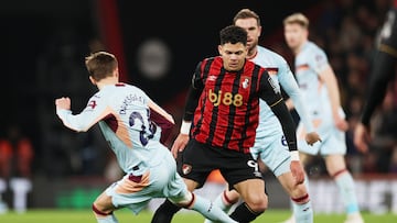 Soccer Football - Premier League - AFC Bournemouth v Brentford - Vitality Stadium, Bournemouth, Britain - March 3, 2026 AFC Bournemouth's Evanilson in action with Brentford's Mikkel Damsgaard Action Images via Reuters/Paul Childs EDITORIAL USE ONLY. NO USE WITH UNAUTHORIZED AUDIO, VIDEO, DATA, FIXTURE LISTS, CLUB/LEAGUE LOGOS OR 'LIVE' SERVICES. ONLINE IN-MATCH USE LIMITED TO 120 IMAGES, NO VIDEO EMULATION. NO USE IN BETTING, GAMES OR SINGLE CLUB/LEAGUE/PLAYER PUBLICATIONS. PLEASE CONTACT YOUR ACCOUNT REPRESENTATIVE FOR FURTHER DETAILS..