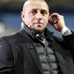 Roberto Carlos tiene ofertas para entrenar en Japón y Turquía