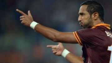 Benatia celebra un gol con la Roma.