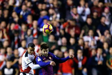 Gerard Piqué con Raúl de Tomás.