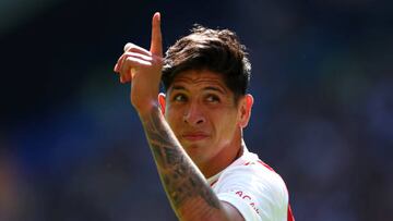 ARNHEM, NETHERLANDS - MAY 15:  Edson Alvarez of AFC Ajax celebrates scoring his teams second goal of the game during the Dutch Eredivisie match between Vitesse and Ajax Amsterdam held at Gelredome on May 15, 2022 in Arnhem, Netherlands. (Photo by Dean Mouhtaropoulos/Getty Images)