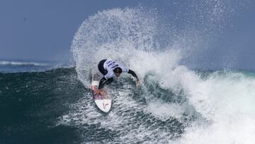 Chilenos brillan en el día inaugural del Quiksilver/Roxy Iquique Surf Pro 2022