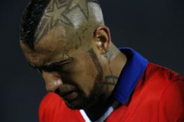 En la Copa América reciente, en cada partido de Chile sorprendió con un peinado, tales como la que muestra la imagen: estrellas.