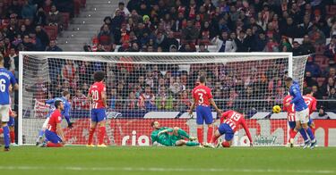 3-2. Mason Greenwood centra, Axel Witsel corta el pase que recoge Damián Suárez. El defensa azulón asiste a Oscar Rodríguez que recorta, lanza y Antoine Griezmann desvía el balón para meterse por el lado ziquierdo de Jan Oblak.