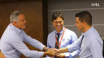 Carles Cuadrat (centro) y Sergio Lobera (derecha) durante el foro de entrenadores de la Superliga india.