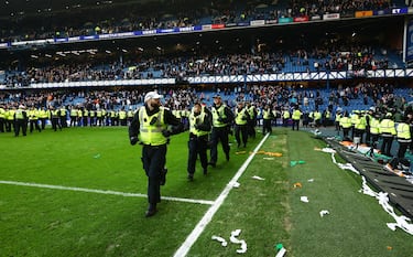 La eliminación del Rangers a manos del Celtic en el partido de Copa provocó la invasión de campo y la pelea de los seguidores de ambos equipos. La policía tuvo que intervenir.
