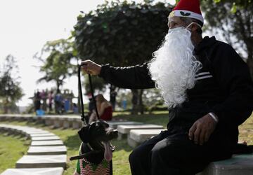 En Lima, la capital de Perú ubicada en la árida costa del Pacífico del país, han celebrado un concurso navideño para los mejores amigos del hombre.