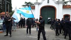 Officers of the Buenos Aires province police protest outside the Olivos residential palace in demand of better working conditions and salaries, amid the coronavirus disease (COVID-19) outbreak, in Buenos Aires, Argentina September 9, 2020. REUTERS/Agustin Marcarian